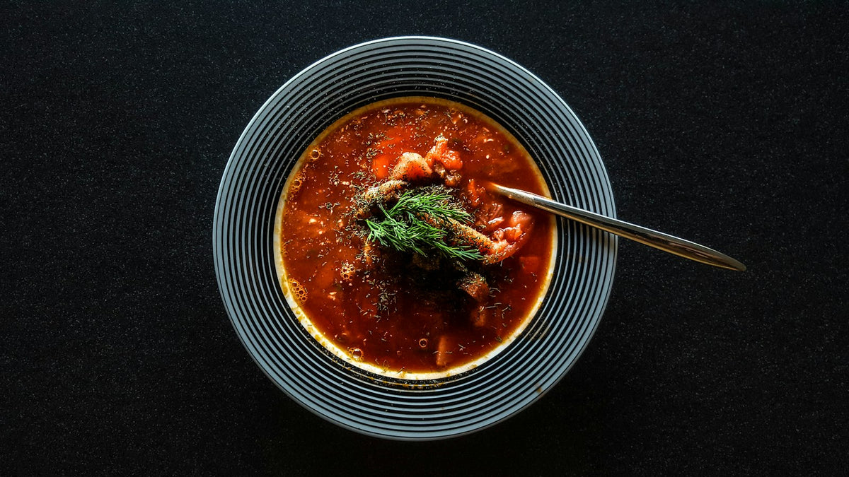 Bouillon épicé dans un bol