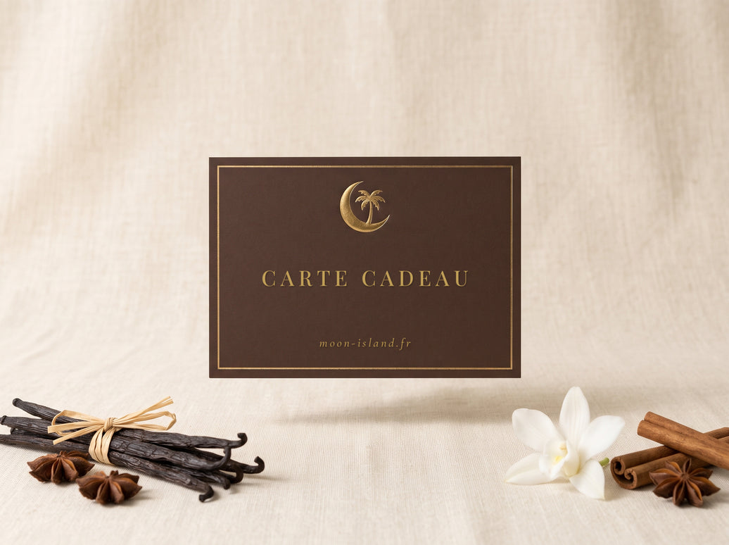 Carte cadeau Moon Island, carte brun et or avec lune et palmier, entourée de vanille, fleur d'orchidée et cannelle