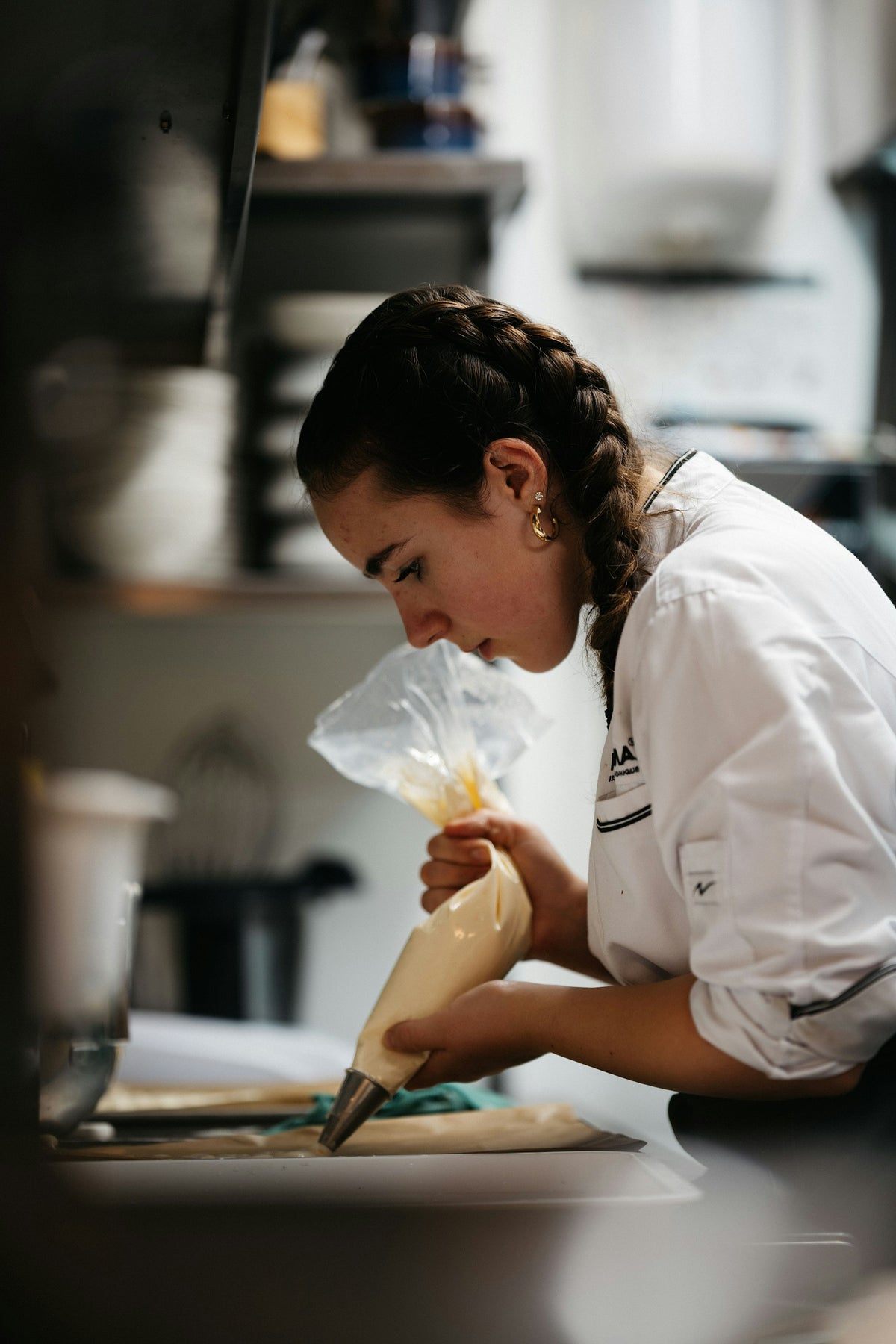 Pâtissière au travail en cuisine