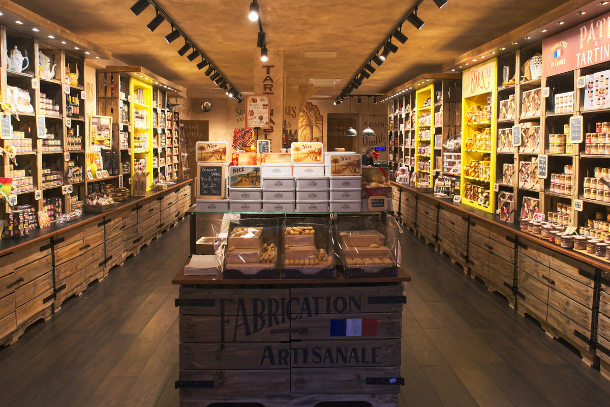 Intérieur d'une épicerie fine avec produits artisanaux
